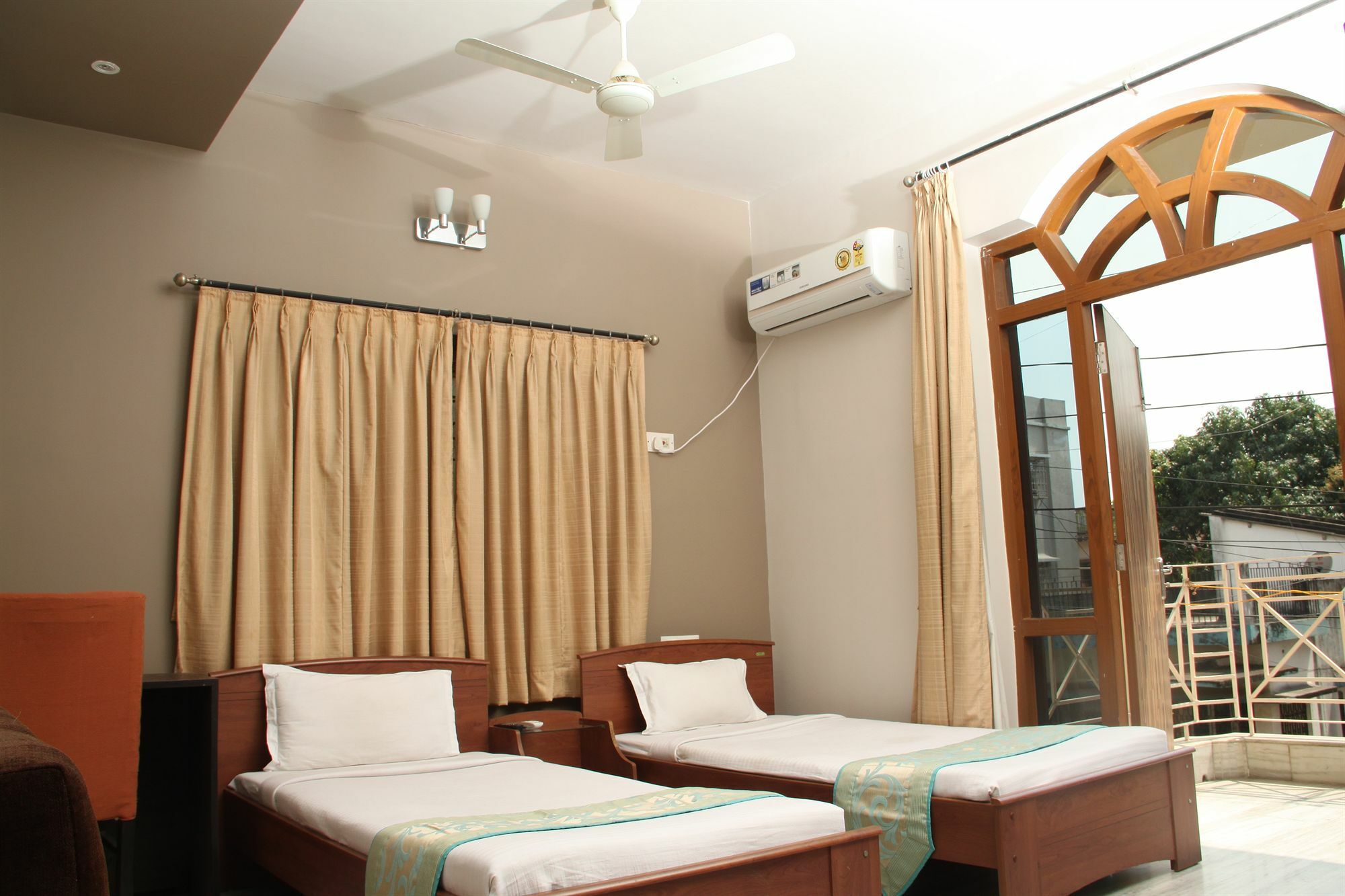 Guest house Simi International 2*